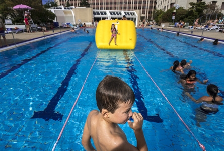 un enfant au bord d'une piscine