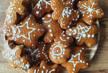 biscuits de Noël bruns décorés avec du sucre glace