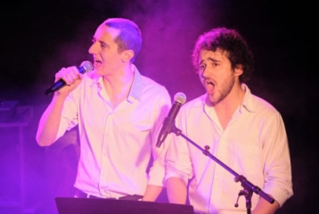 Deux hommes qui chantent dans une lumière rose