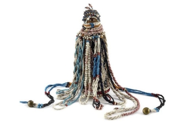 poupée traditionnelle africaine avec colliers de perles 