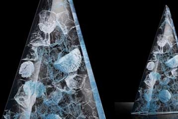 triangles de verre avec des formes rondes et transparentes tirant sur le bleu