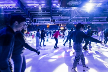 La disco sur glace à la patinoire des Vernets, patineurs et lightshow.