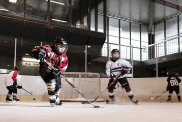Des enfants jouent au Hockey sur glace