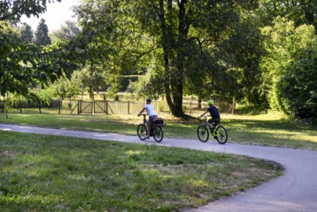 deux personnes sur un chemin à vélo