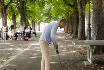 Jeune homme jouant au golf urbain